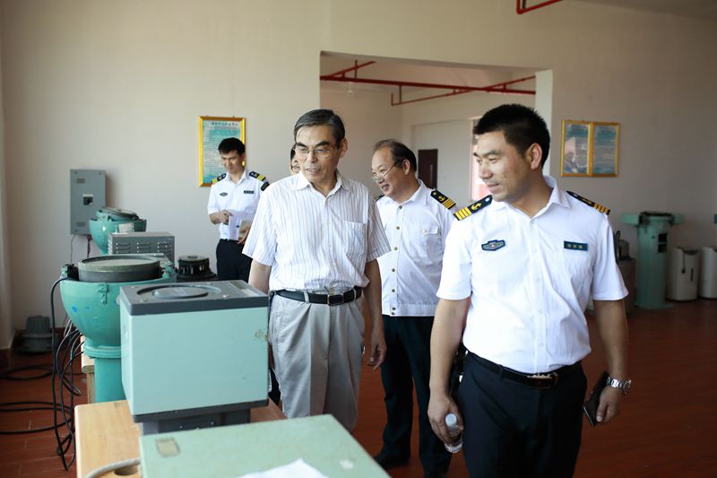 吴兆麟教授参观海事学院教学设备.jpg