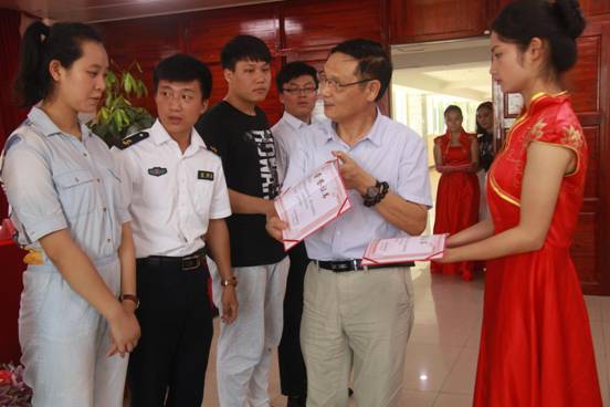 焦书记为优秀毕业生办法证书