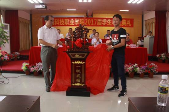 毕业生为母校捐赠礼物