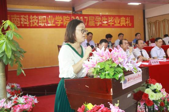 王睿老师代表教师致辞