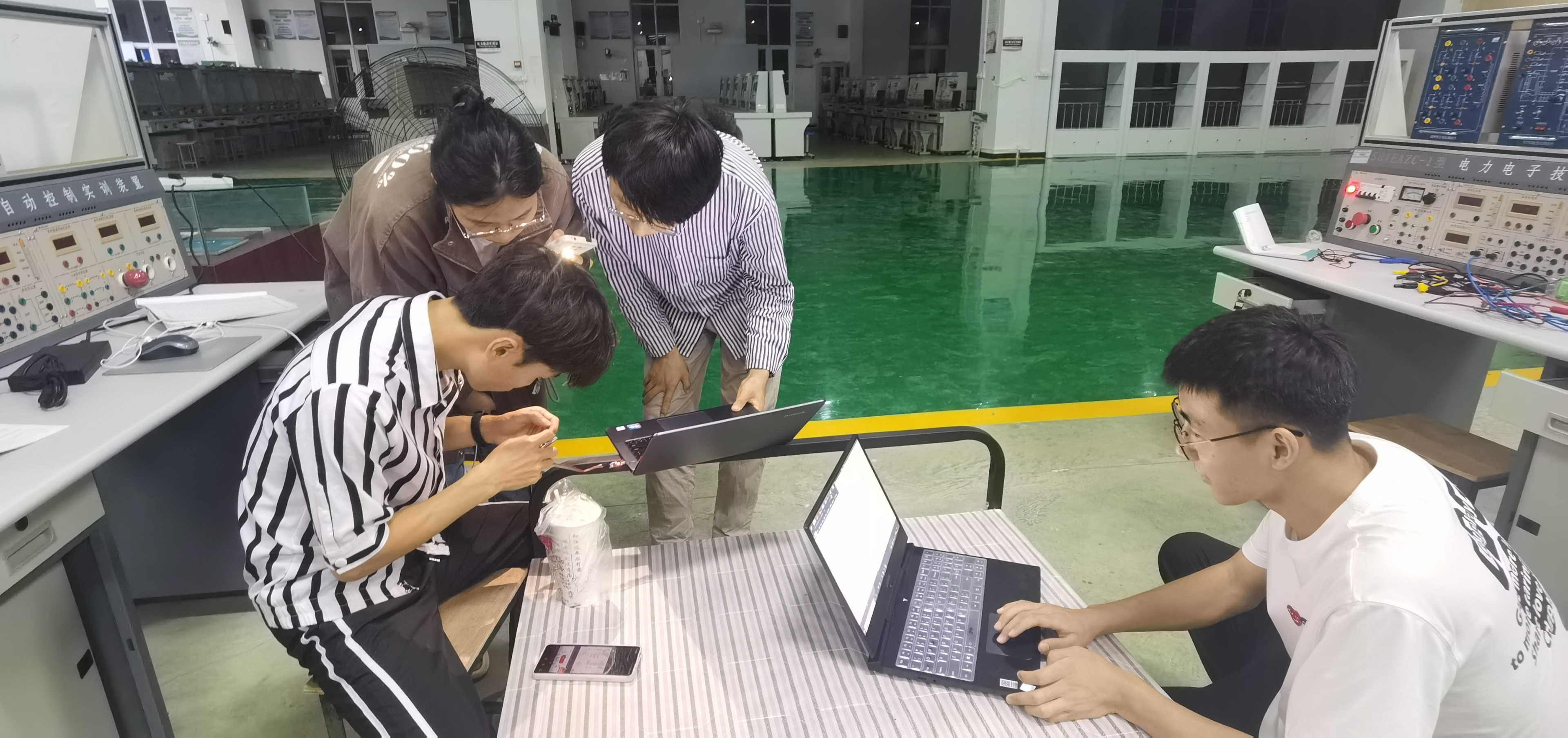 图1 参赛学生团队在讨论赛题.jpg